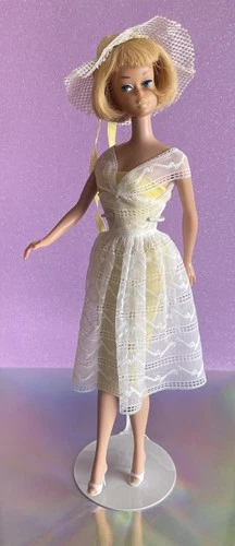 Vintage Barbie American blonde Girl Doll - Pretty