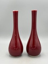 Par de jarrones de cuello largo esmaltados chinos de sangre de buey (Langyao) de finales del siglo XX 10""