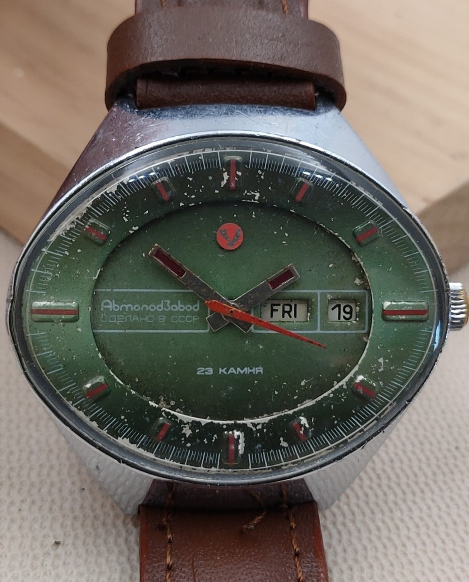 Vintage Soviet USSR Watch CHAIKA Stadium Mechanical 23 Jewels Day Date Working View 3