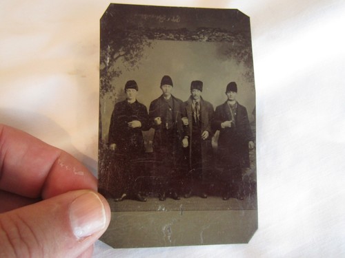 Tin type ,1 ambro groupof 8 groups of men ,groups of women,mother child,twin - Picture 2 of 13