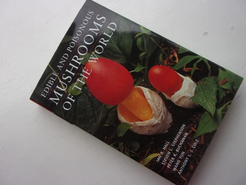 EDIBLE AND POISONOUS MUSHROOMS OF THE WORLD Ian R. Hall - Hardback -