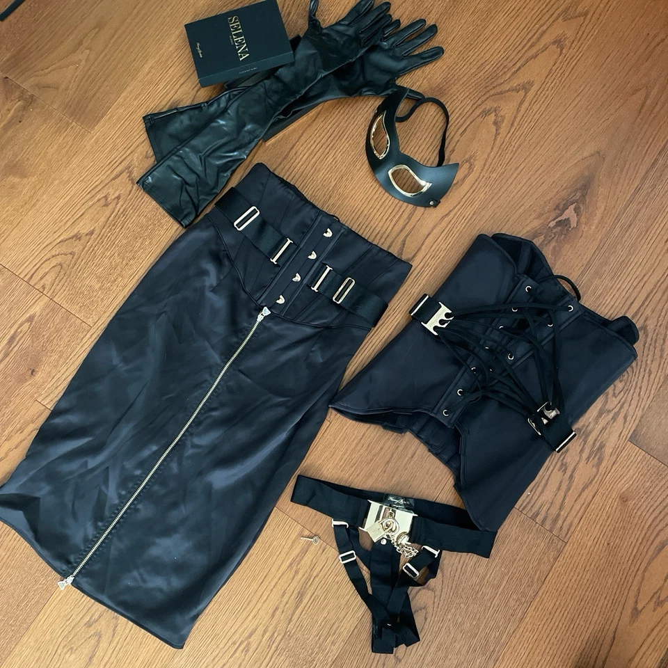 Corsé de Castidad Honey Birdette + Falda + Panty + Guantes Selena + Máscara de Gato h Foto 2 de 4