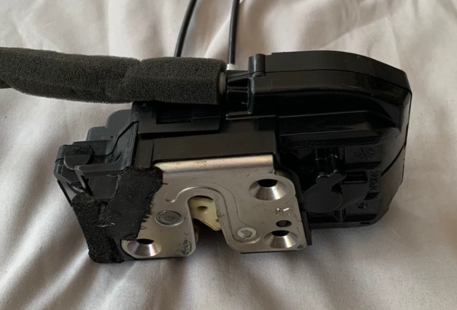 07-12 ACTUADOR DE CIERRE DE CERRADURA DE PUERTA TRASERA DERECHA NISSAN VERSA USADO OEM Foto 3 de 4