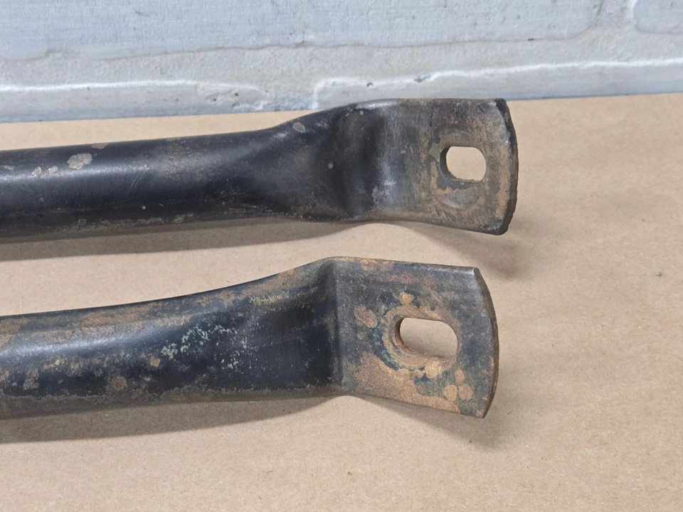 Par de soportes de bandeja de batería de fábrica Jeep CJ 1976-86 -- CJ5 CJ7 CJ8 Foto 3 de 4