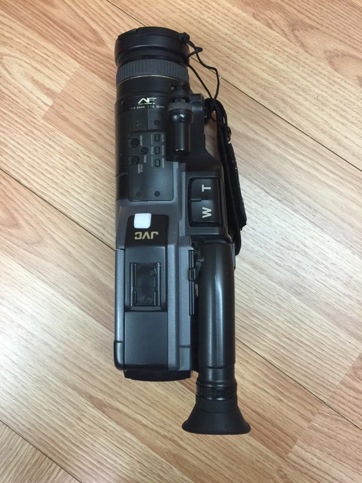 JVC GR-303U Camera - Recorder / Player with Case & Manual Bundle *FOR PARTS* - Image 4 of 4