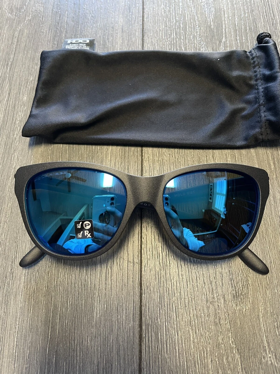 Oakley women's top hold out