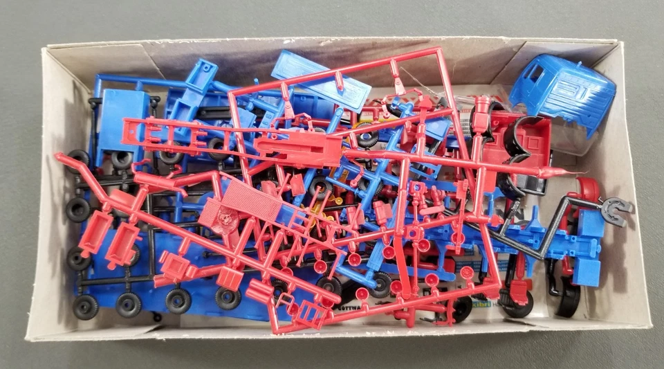 Kibri HO Model Kit 10368: MB Low Loader Trailer 8 AXLE UNASSEMBLED - Image 4 of 4