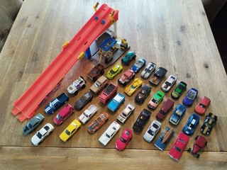 Hot Wheels Matchbox und diverse Konvolut 38 Stück inkl Startrampe