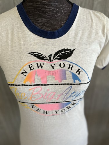 True Vintage Womens Size S White Big Apple Graphic T-shirt - Picture 2 of 8
