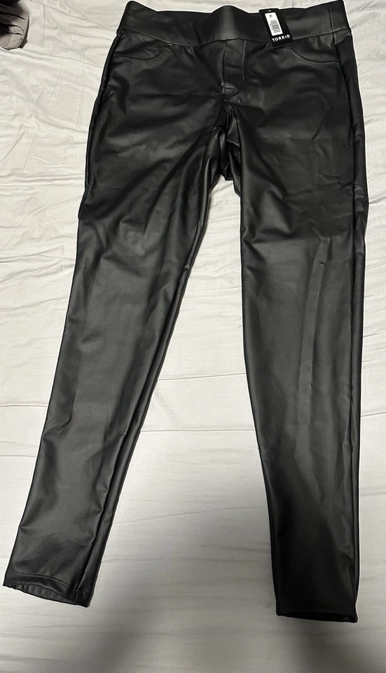 Leggings de longitud completa de tiro alto de cuero sintético tórrido vegano negro 0X Foto 4 de 4