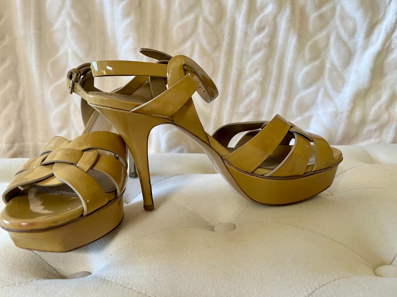 Sandali omaggio Yves Saint Laurent beige scuro in pelle verniciata taglia 38