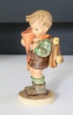 GOEBEL ALLEMAGNE FIGURINE EN CÉRAMIQUE FIGURANT UN ÉCOLIER PORTANT UNE SURPRISE