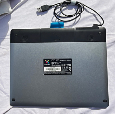 Wacom Intuos Pen & Touch Medium Grafiktablet CTH-680/S USB mit USB-Kabel