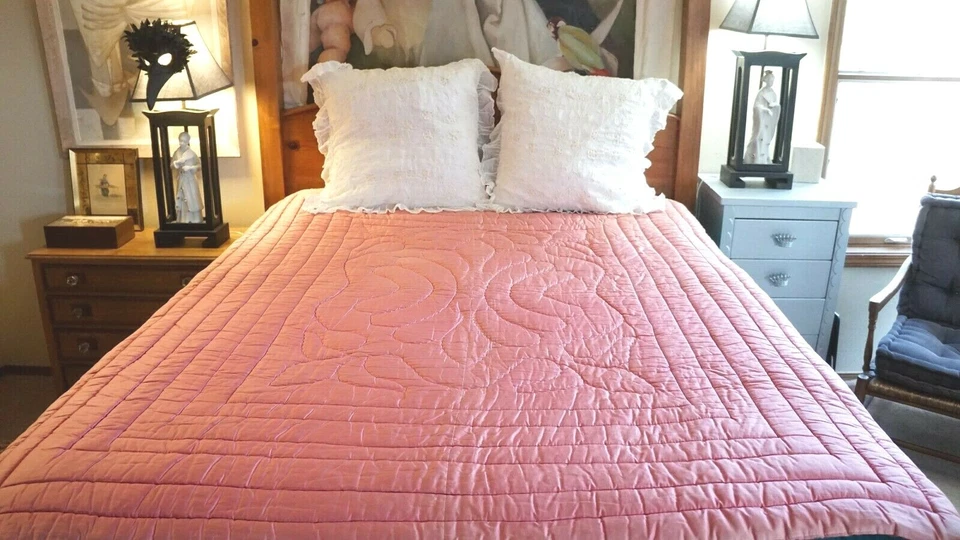 Vtg AS IS Cotton Sateen Coverlet Quilt Wool Filled Pink & Beige Floral 66" x 80" - Image 2 of 4