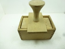 Antigua caja de molde de mantequilla de madera mortajada con motivo de flor molde de mantequilla