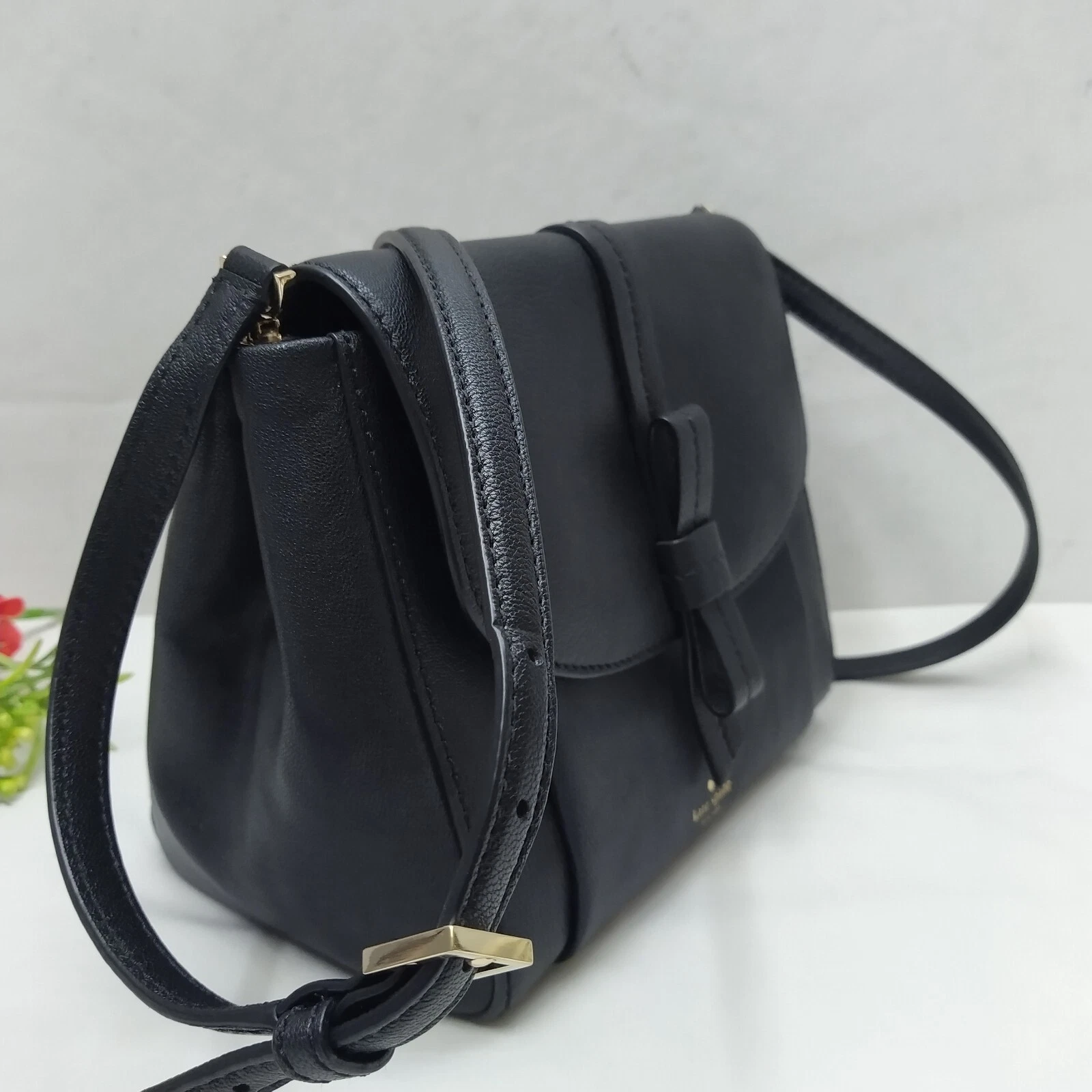 Borsa a tracolla Kate Spade New York in pelle nera con chiusura con patta