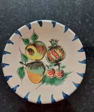  Assiette en terre cuite émaillée sur talon décor aux fruits PUIGDEMONT    CVRTE
