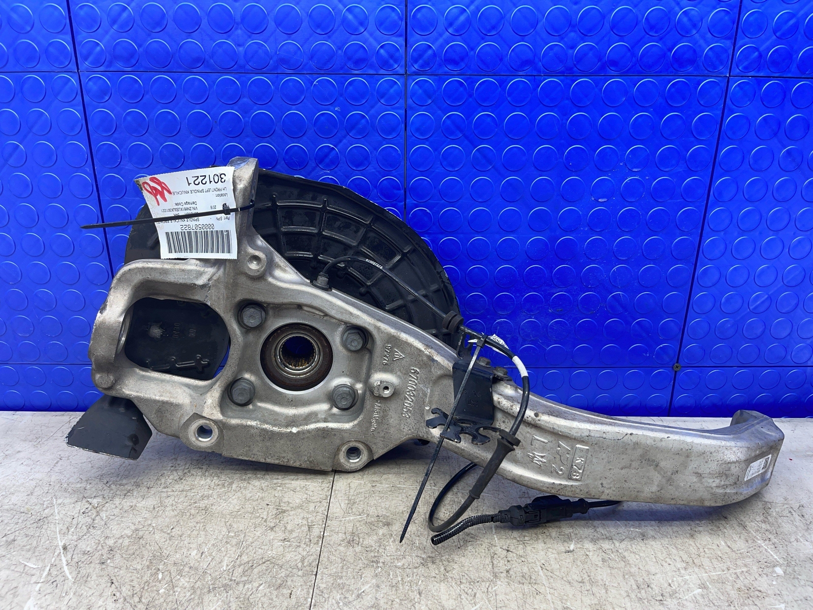2017-2022 MASERATI LEVANTE OEM FRONT LEFT SPINDLE KNUCKLE WHEEL HUB