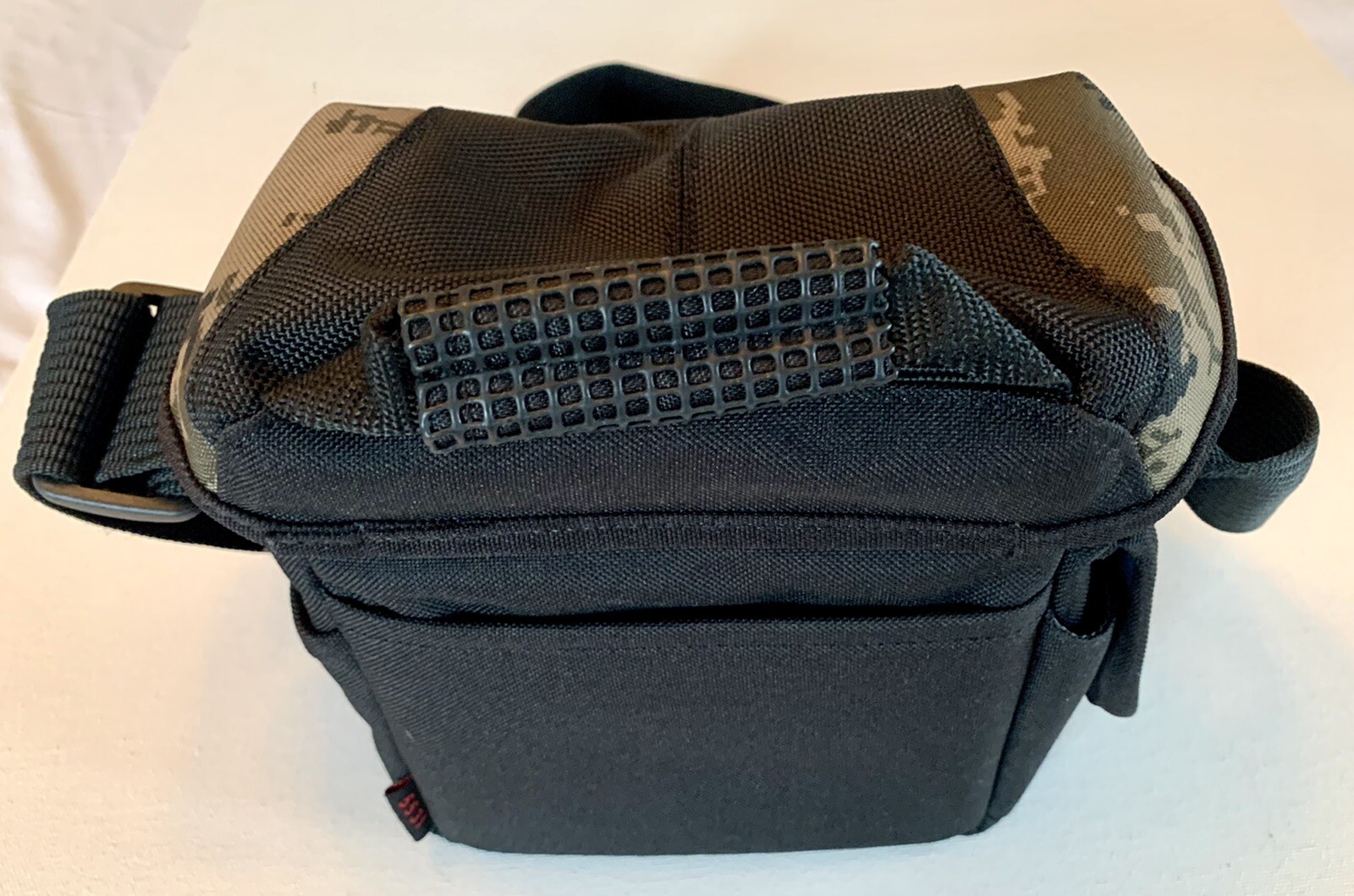 Tamrac 5531 Messenger 1 Black/Camo Camera Bag with Strap Excellent