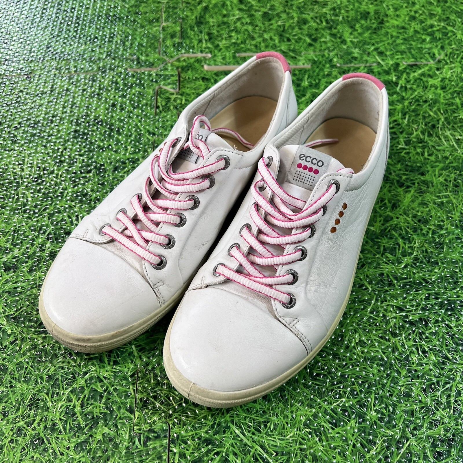 Size 39  8.5 White Leather Extra Width With E-dts Traction W