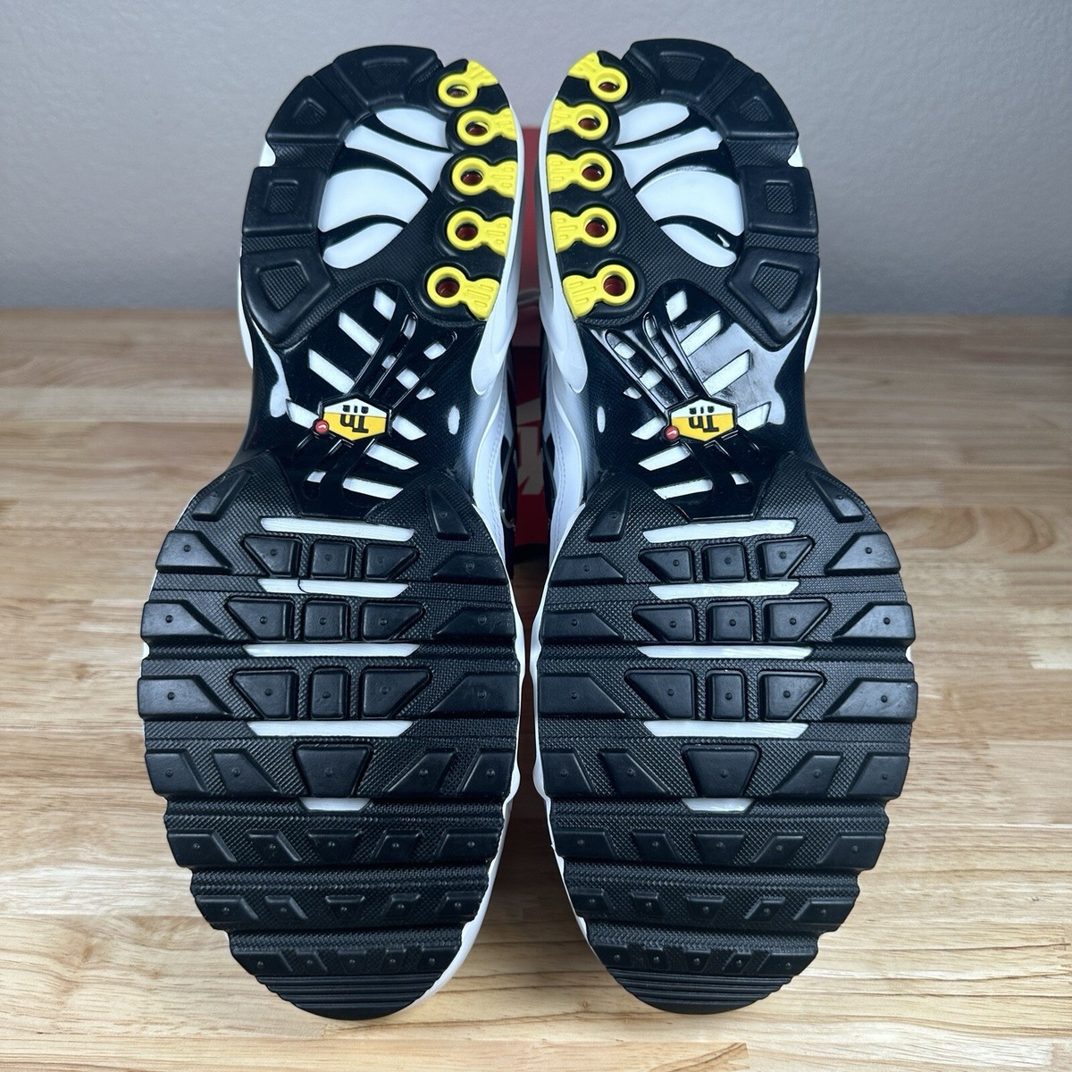 Mens Size 9.5 | Nike Air Max Plus | Killer Whale White Black