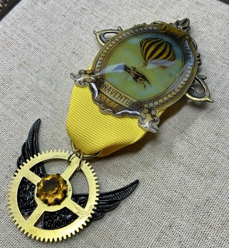 Spilla Steampunk/Medaglia Dirigibile - Palloncino Avventura, Ingranaggio, Ali, Giallo e Nero - Foto 3 di 5