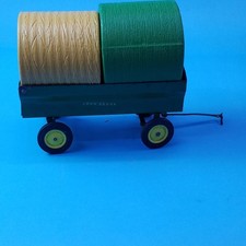 John Deere VTG. Box Trailer Wagon Ertl pressed metal with 2 plastic hay bales