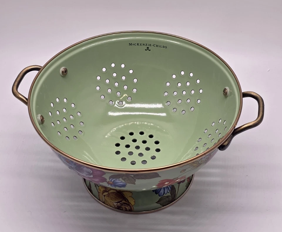 Эмалированный дуршлаг MacKenzie-Childs — цветочный дизайн — зеленый с разноцветными цветами - Изображение 2 из 4