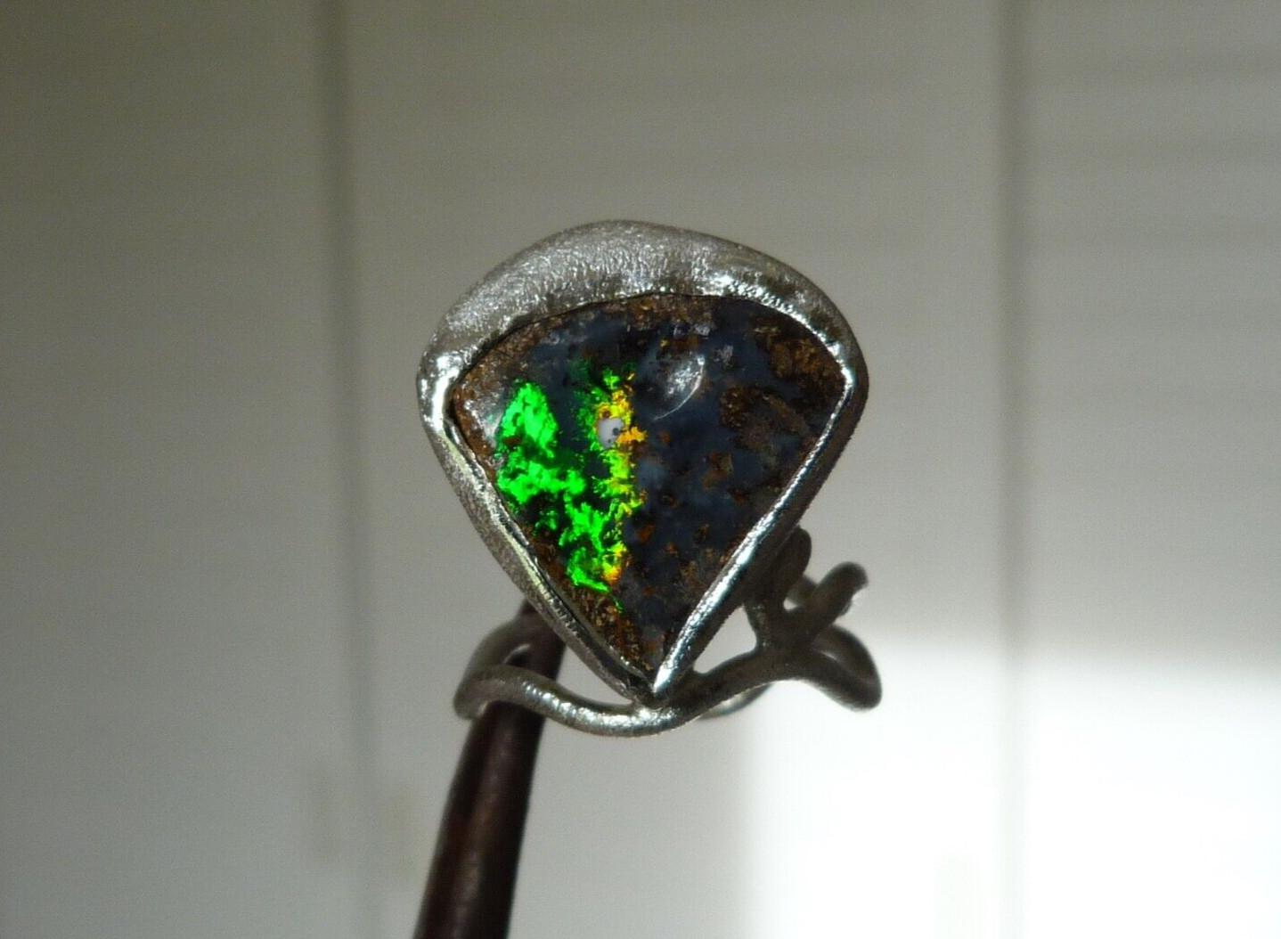 Bague opale boulder d'Australie en argent 925, le bijou idéal pour illuminer vos tenues