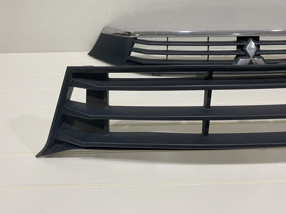 Parrillas de parachoques delanteras deportivas Mitsubishi Outlander 2016-2017 OEM Foto 2 de 4
