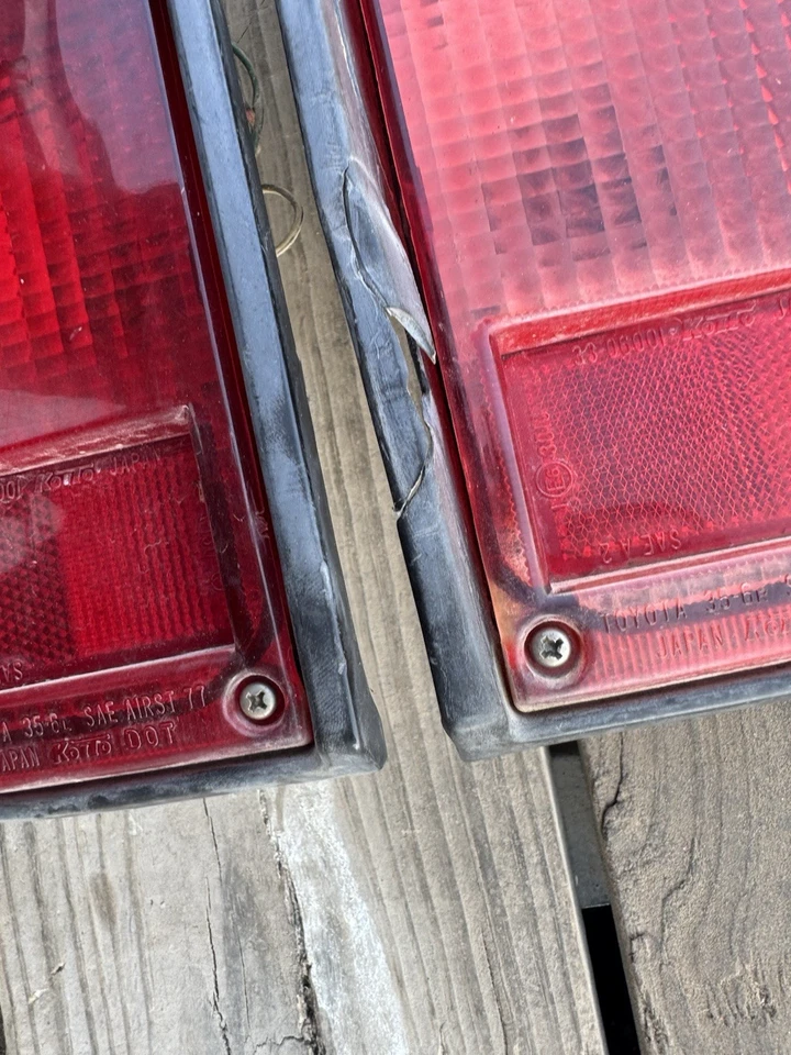 Juego de luces traseras carcasa y lente usadas para camioneta Toyota 1979/1983 OEM Foto 3 de 4