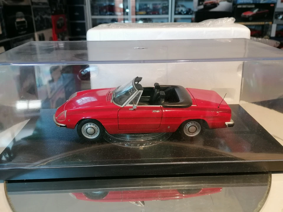 Minichamps 1/18 Alfa Romeo 2000 Spider 1970 Rosso MINT no box Display case free - Immagine 3 di 4