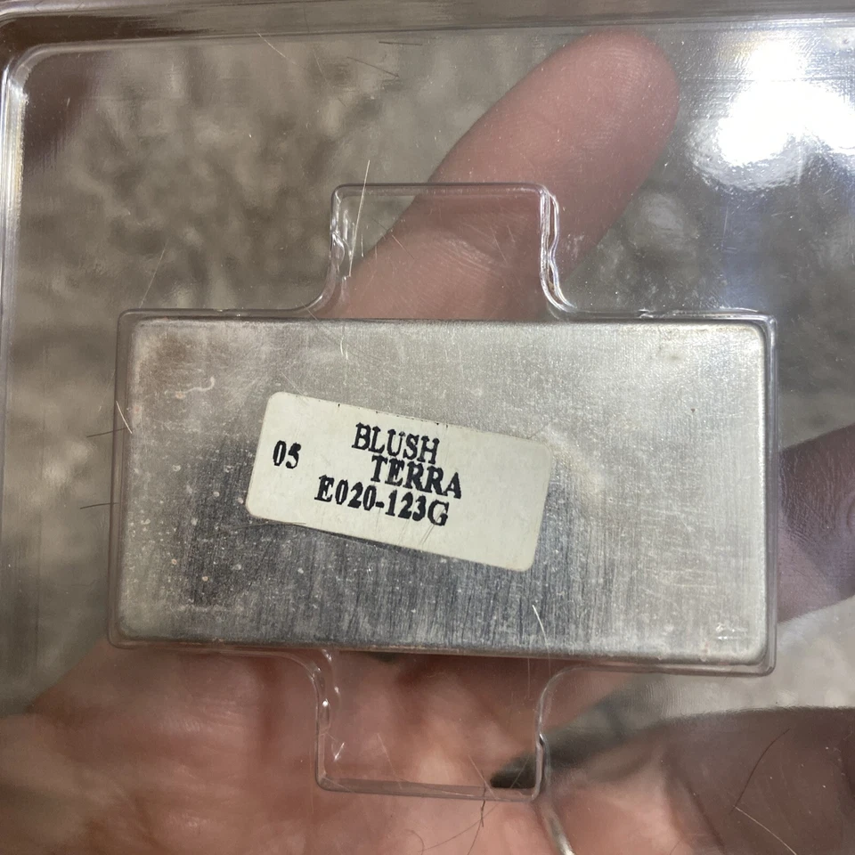 Rubor Calvin Klein recarga única en tono 05 Terra nuevo raro Foto 3 de 4