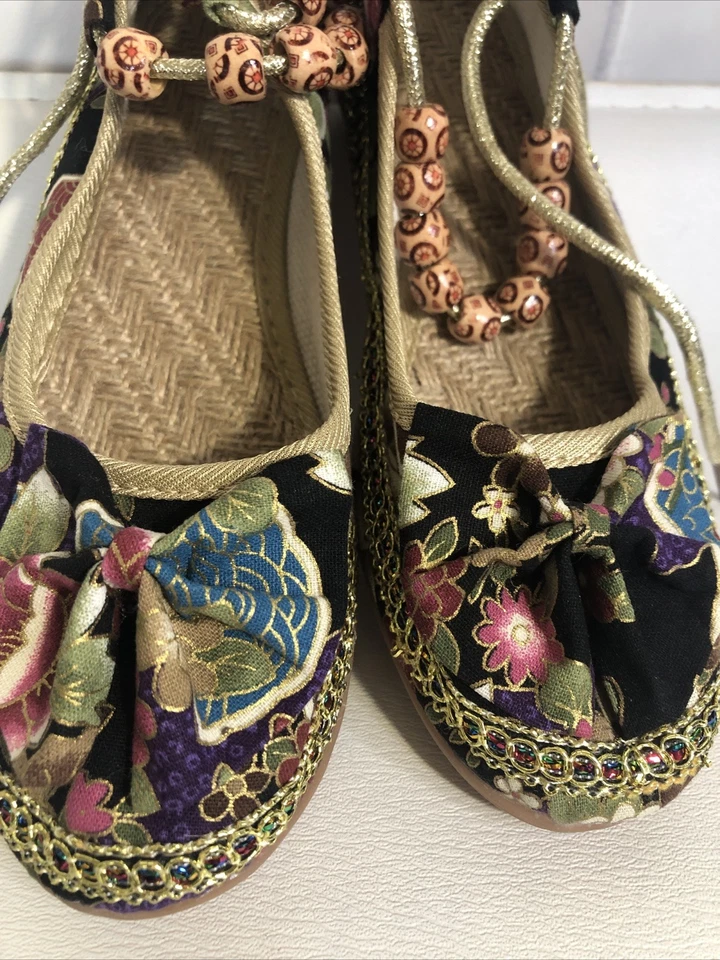 Zapatos con cuentas florales, de inspiración asiática, sin cordones con corbata elástica con cuentas, talla 7 Foto 2 de 4