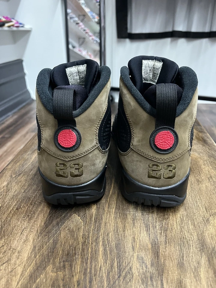 Talla 10.5 - Air Jordan 9 Retro 2024 Olive (HV4794-030) Usado Foto 4 de 4