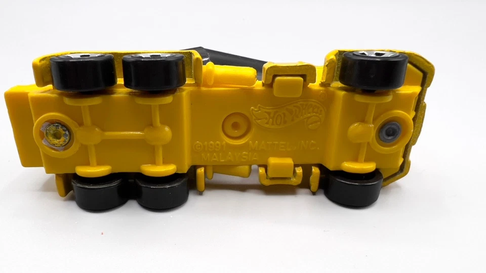 1994 Hot Wheels Yellow Oshkosh Cement Mixer Truck 80mm, Black Drum,  Bumper Logo - Image 4 of 4
