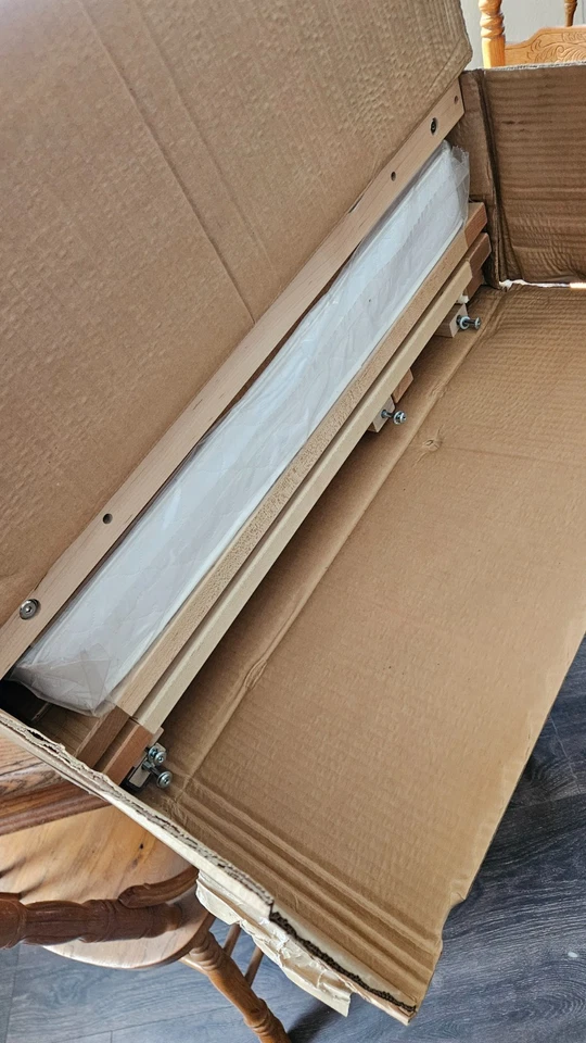 Cuna lateral plegable infantil Whitney Bros con riel para dentición y colchón, vista clara nueva Foto 4 de 4