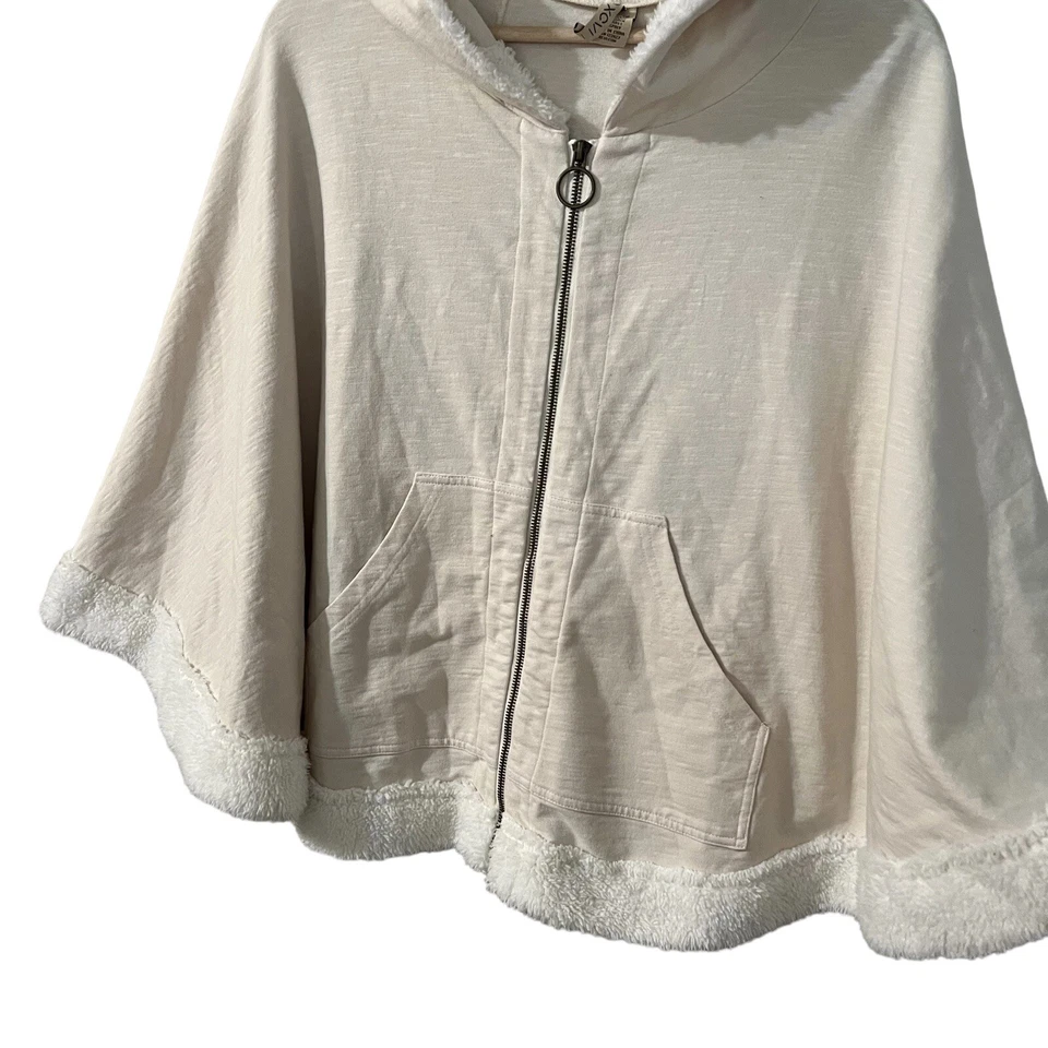 Poncho XCVI Capa Talla Mediana Con Capucha Sherpa Imitación Piel Ribete Terry Francés Cremallera Completa Foto 4 de 4