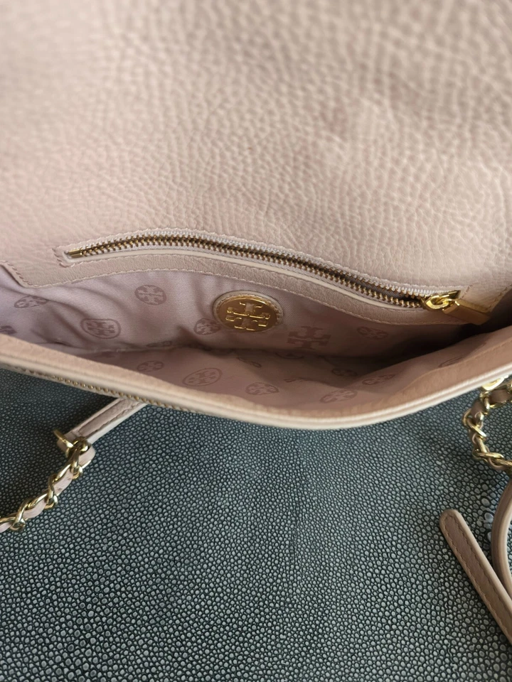 Bolso sin asas bandolera de cuero Britten TORY BURCH con correa de cadena - rosa rubor Foto 2 de 4