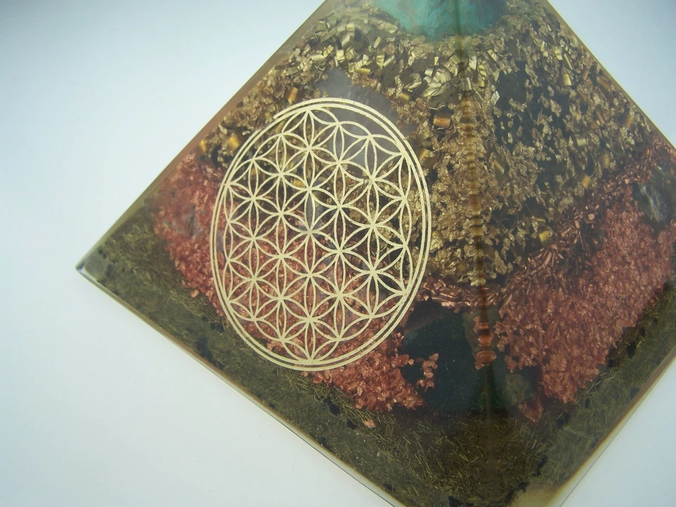 Orgon Orgonit Pyramide 18 cm Chrysokoll Sanidin Olivin Heliotrop Galaxy-Spirale - Bild 2 von 4