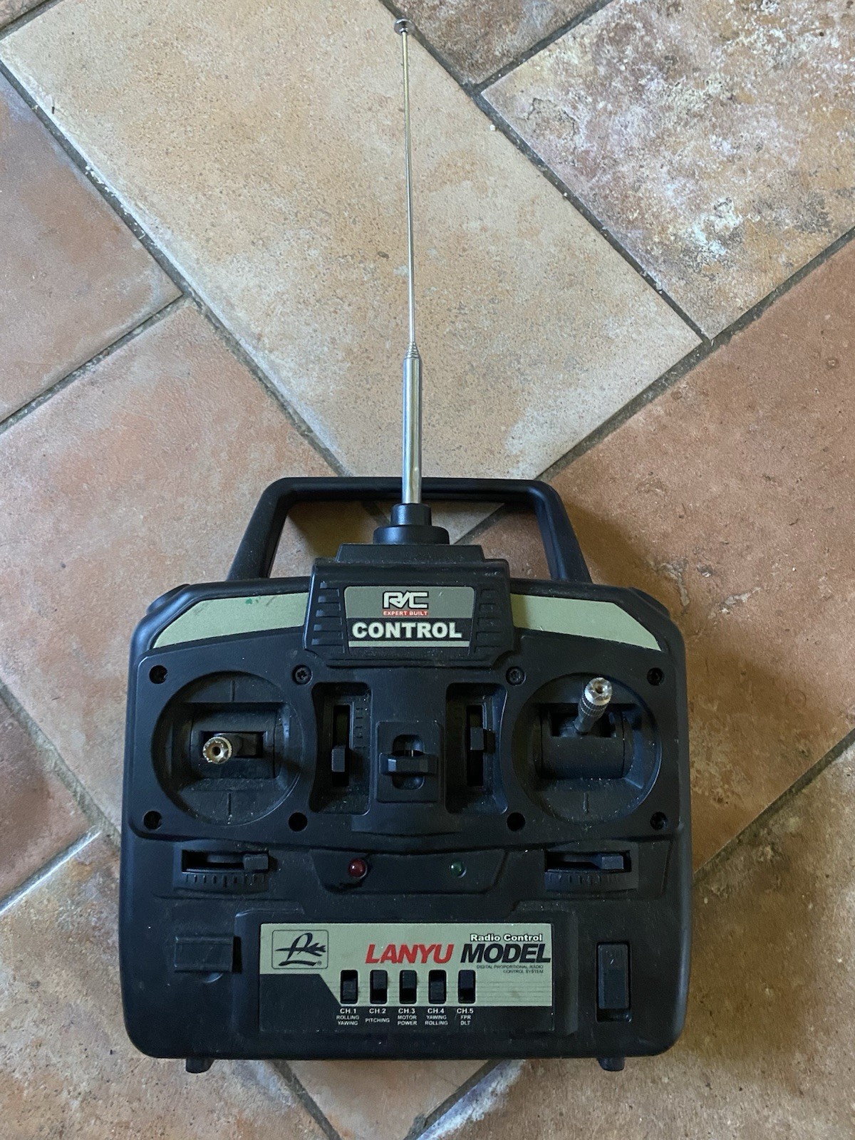 LANYU MODEL RC CONTROL Trasmettitore radiocomando con antenna. Non testato.