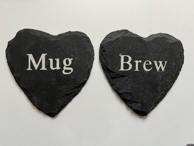 2 X HERZFÖRMIGE SCHIEFER UNTERSETZER - TASSE / BRAUE