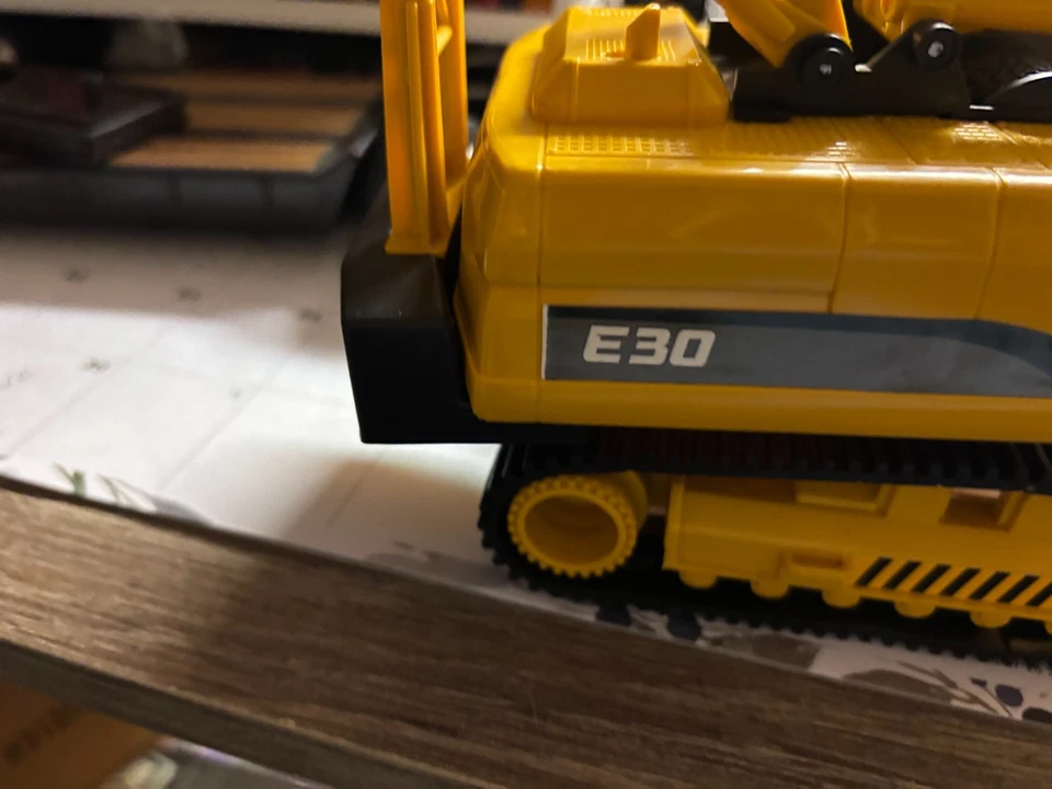 12" LONG NEW RAY NEW E30 YELLOW TRACK CRANE, NO PACKAGING # B 555 - Image 3 of 3