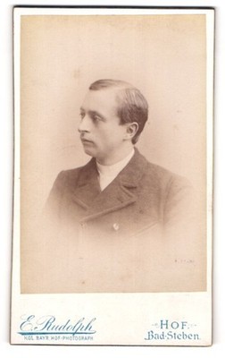 Fotografie E. Rudolph, Hof, Portrait junger Mann mit Seitenscheitel 