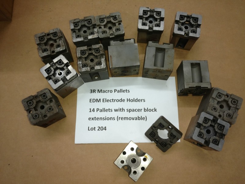 3R Macro Pallet Standard Reference 54x54 mm   Lot of 14 with ground spacers.