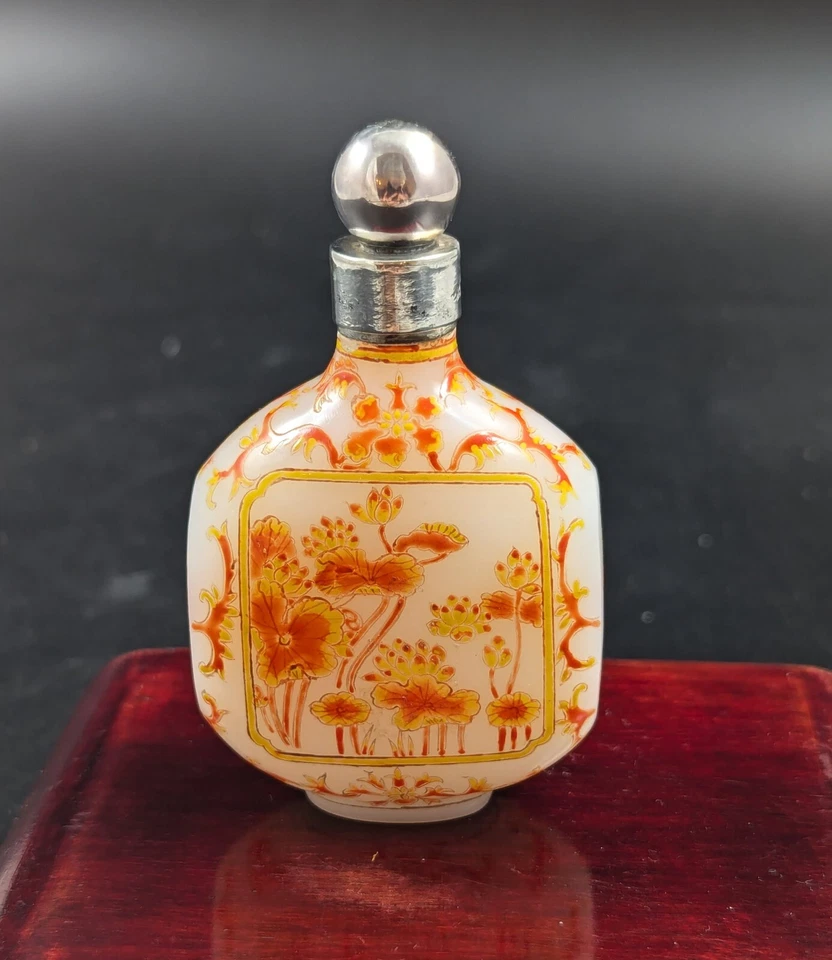 Antigua botella de tabaco de vidrio blanco esmaltado con marca Guyue Xuan Foto 2 de 4