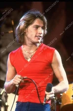 8b20-13731 Andy Gibb with the microphone on stage 8b20-13731 8b20-13731