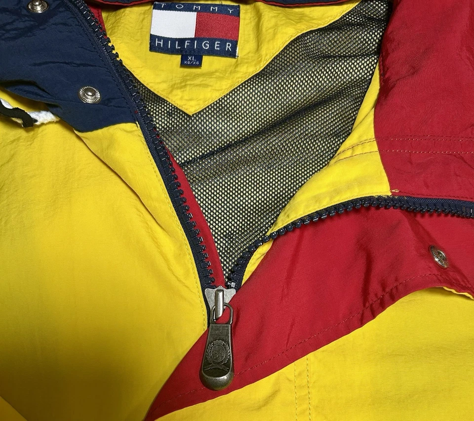 Chaqueta cortavientos vintage Tommy Hllfiger para hombre XL amarilla al aire libre abrigo con capucha Foto 4 de 4