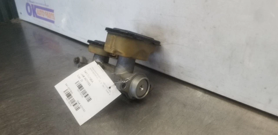 93 GMC G2500 VANDURA 5,7 L FRENO CILINDRO MAESTRO CON DEPÓSITO Foto 4 de 4