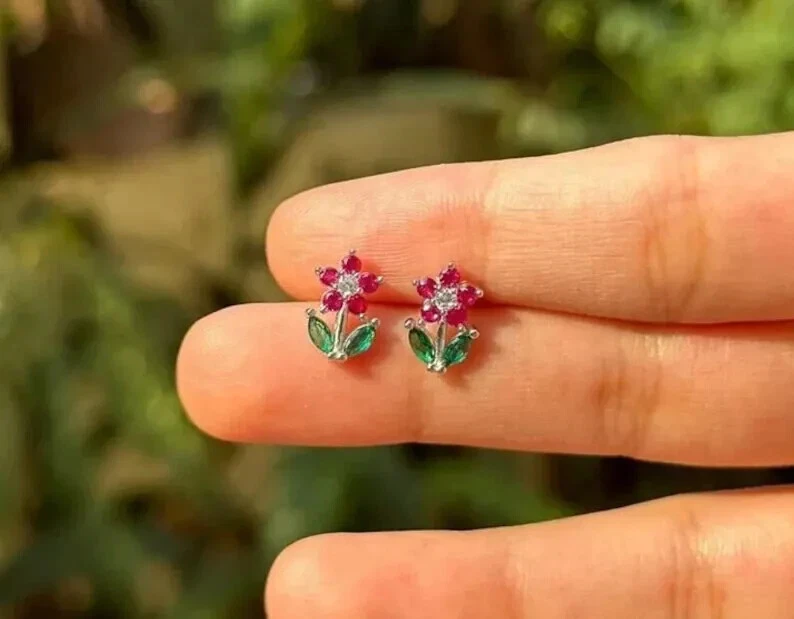 Aretes redondos de 2 quilates simulados con flor de rubí rosa de 12 mm enchapados en oro blanco de 14 k Foto 2 de 4